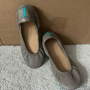 Tieks flats in Taupe